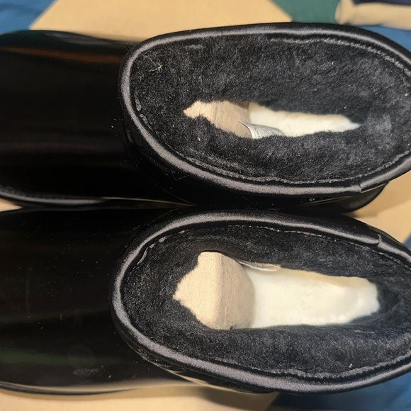 Women’s Uggs - Picture 2 of 4